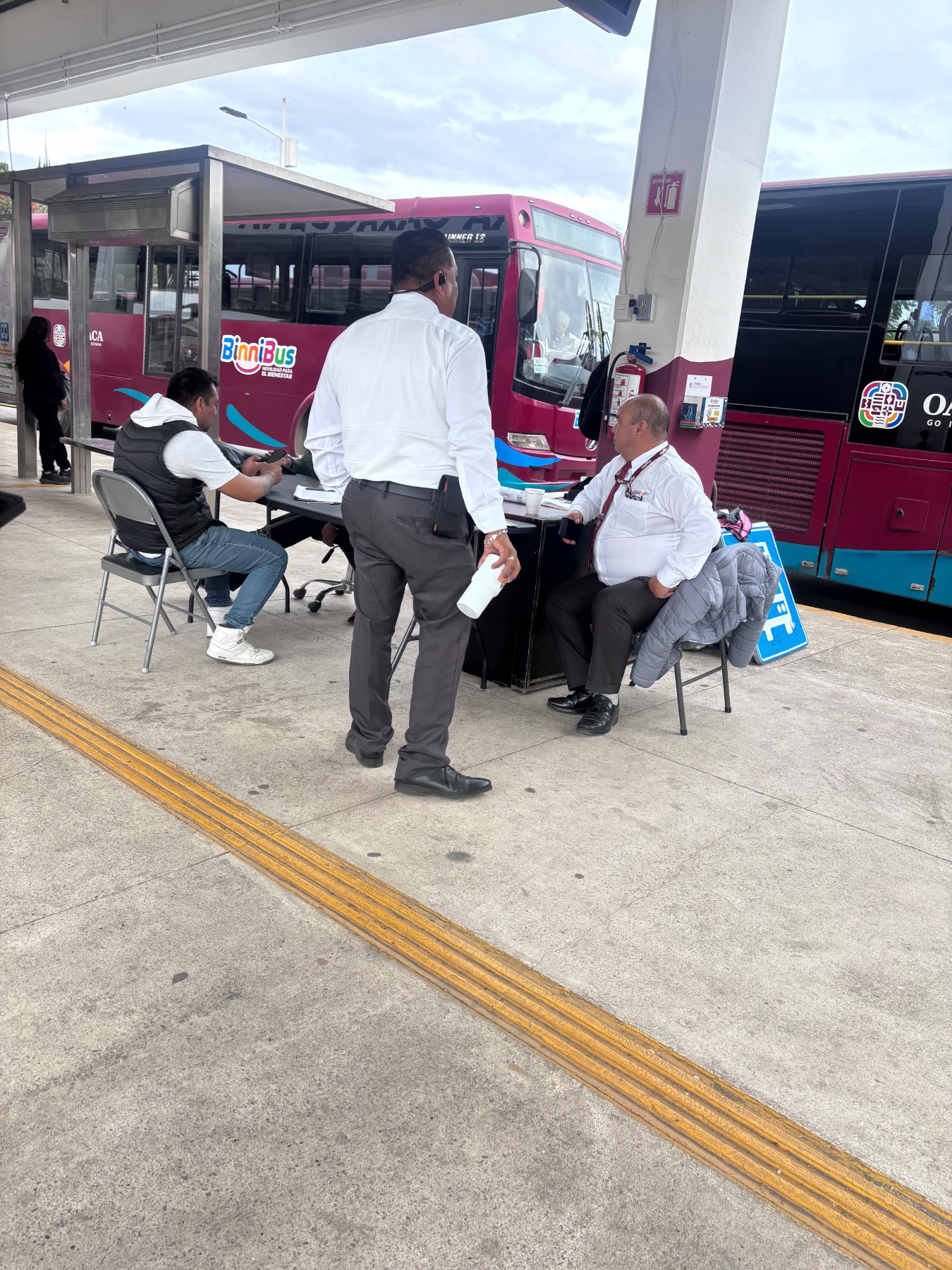Detrás del servicio