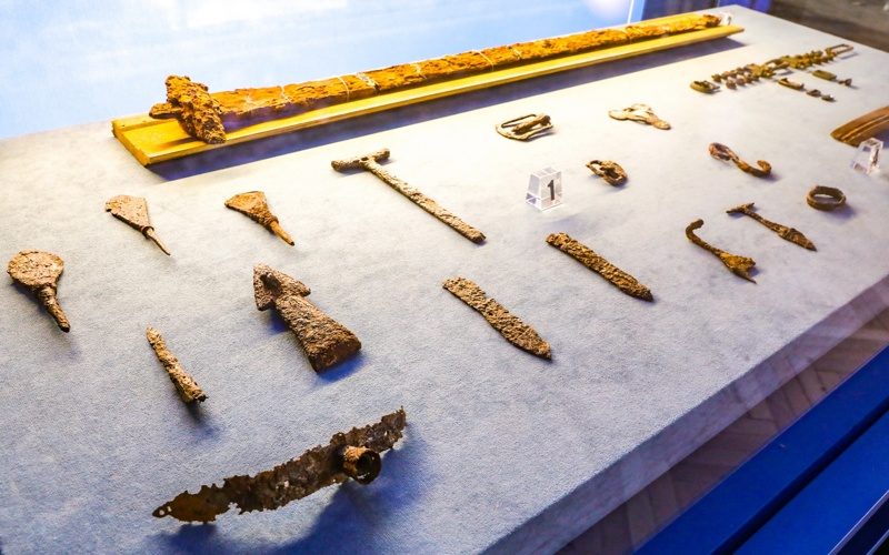 Ортағасырлық жауынгерлік қару-жарақтар мен металл бұйымдар